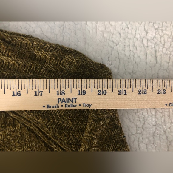 Woman’s Green Universal Thread Sweater - Picture 2 of 6